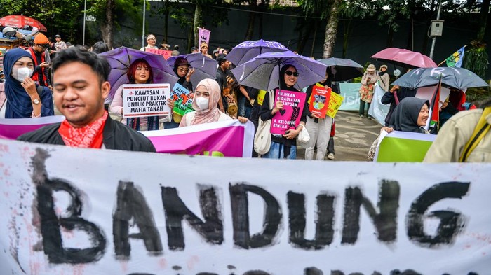 1763293168649-krisis-iklim-jadi-sorotan-warga-bandung-serukan-aksi-di-taman-cikapayang-1763268570968_169