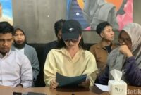 1763293247974-dea-lipa-alias-deni-apriadi-rahman-sister-hong-lombok-saat-menggelar-konferensi-pers-di-kedai-bhumi-resto-kota-mataram-nusa-te-1763206402488_169