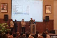 1763314526711-maruarar-siarit-saat-rapat-natal-nasional-di-grha-pgi-salemba-jakarta-pusat-1763311718161_169