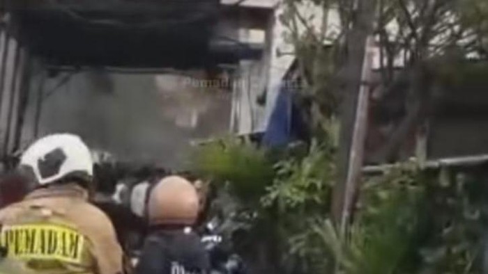 1763314587311-kebakaran-rumah-di-jakbar-1763303763397_169