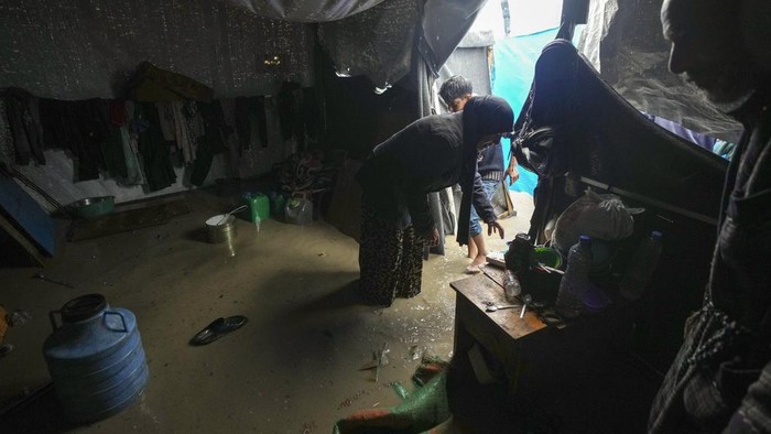 1763314624725-banjir-rendam-kamp-pengungsian-warga-gaza-2_169