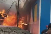 1763314665042-kebakaran-rumah-di-jakbar-1763303763471_169