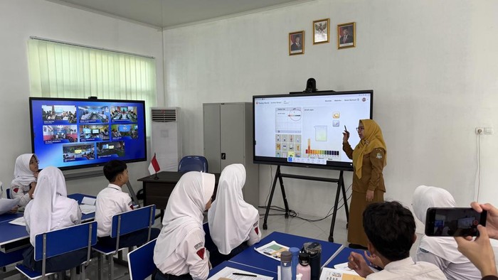 1763358618719-penggunaan-smartboard-di-smpn-4-bekasi-evadetikcom-1763355888389_169