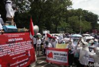 1763358674714-nakes-honorer-unjuk-rasa-di-patung-kuda-jakarta-1763354389795_169