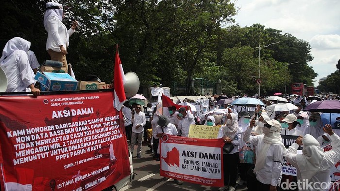 1763358674714-nakes-honorer-unjuk-rasa-di-patung-kuda-jakarta-1763354389795_169