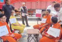 1763358689501-rekonstruksi-kasus-ilham-pradipta-kacab-bank-di-jakarta-yang-diculik-dan-dibunuh-1763354705504_169