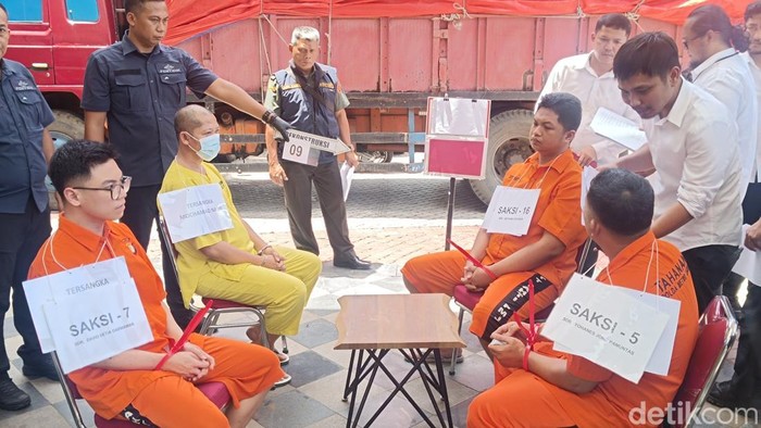 1763358689501-rekonstruksi-kasus-ilham-pradipta-kacab-bank-di-jakarta-yang-diculik-dan-dibunuh-1763354705504_169