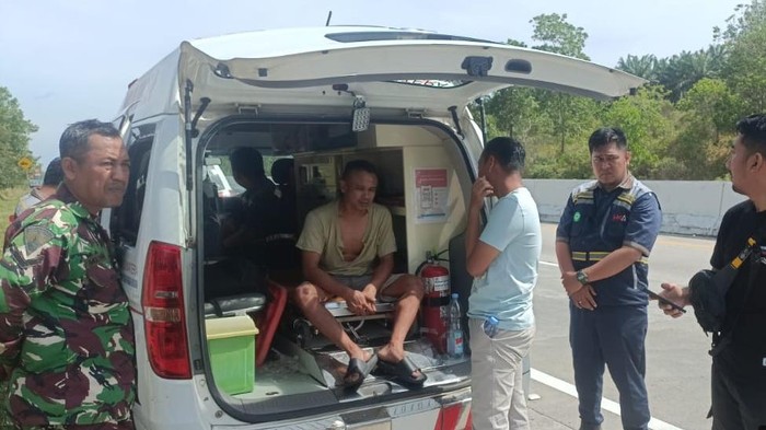 1763358707674-sopir-truk-saat-mendapat-perawatan-usai-dirampok-di-mesuji-lampung-1763292988213_169