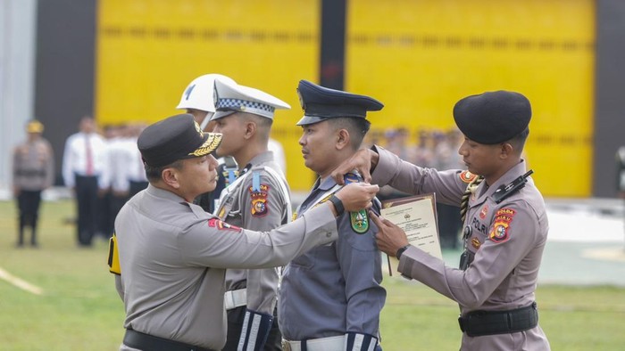 1763358742962-apel-pasukan-operasi-zebra-lancang-kuning-2025-di-polda-riau-1763352857366_169