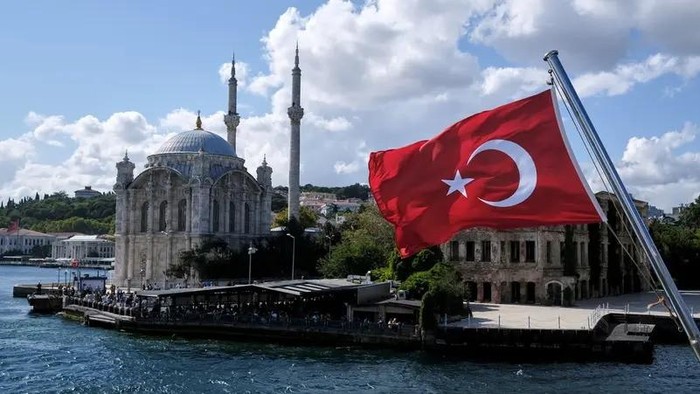 1763358754051-bendera-turki-berkibar-di-istanbul-1763352625496_169