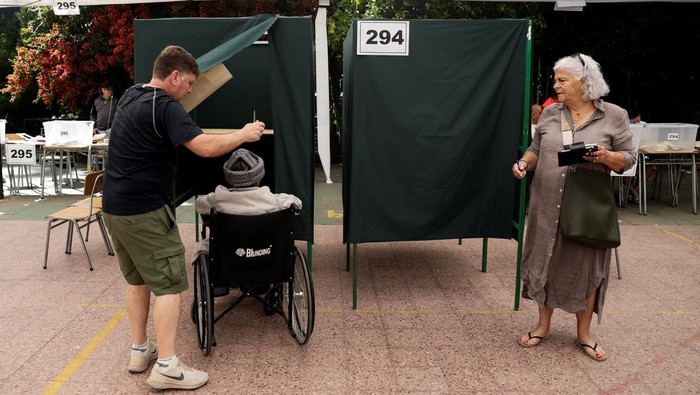 1763358839557-chile-gelar-pemilu-presiden-2025-warga-antusias-ke-tps-1763299894390_169