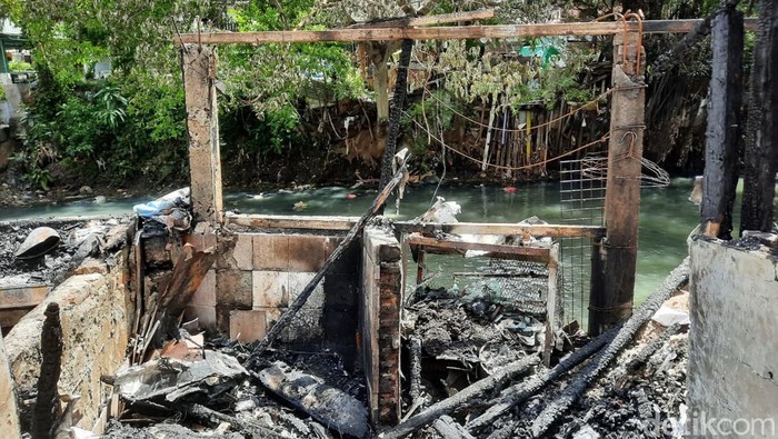 1763358873743-penampakan-rumah-rumah-di-bendungan-hilir-porak-poranda-usai-terbakar-rachma-indira-satriodetikcom-1763352144103_169