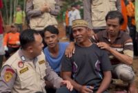 1763380019273-tim-psikolog-biro-sdm-polda-jateng-saat-memberikan-trauma-healing-kepada-warga-terdampak-bencana-senin-17112025-1763373963364_169