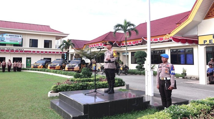 1763380037664-kapolres-pelalawan-akbp-john-louis-letedara-memimpin-apel-pasukan-operasi-zebra-lancang-kuning-2025-1763376704154_169