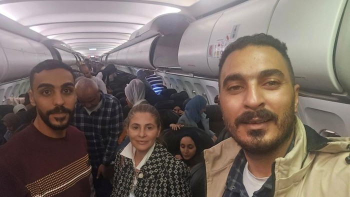 1763380121635-dubes-palestina-hanan-jarrar-berfoto-dengan-warga-gaza-yang-tiba-di-afsel-1763374427524_169