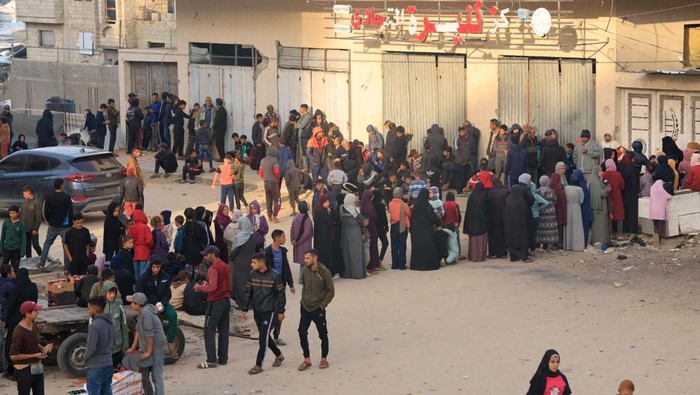 1763401270306-perjuangan-warga-gaza-mengantre-dua-jam-untuk-sebungkus-roti-1763383986275_169