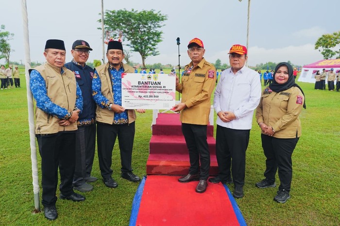 1763401365063-kemensos-bentuk-kampung-siaga-bencana-di-desa-blendung-dan-serahkan-bantuan-lumbung-sosial-1763388113102