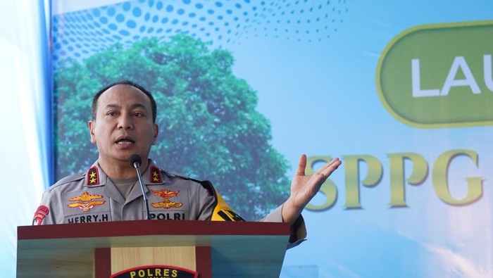 1763444510615-kapolda-riau-irjen-pol-herry-heryawan-meresmikan-dapur-sppg-ke-11-di-kepulauan-meranti-1763436125136_169