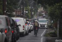 1763444544594-galian-di-bintaro-meluas-jalan-tikus-diserbu-pengendara-dan-macet-1763440278189_169