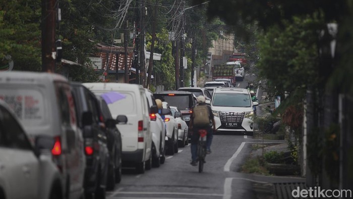 1763444544594-galian-di-bintaro-meluas-jalan-tikus-diserbu-pengendara-dan-macet-1763440278189_169