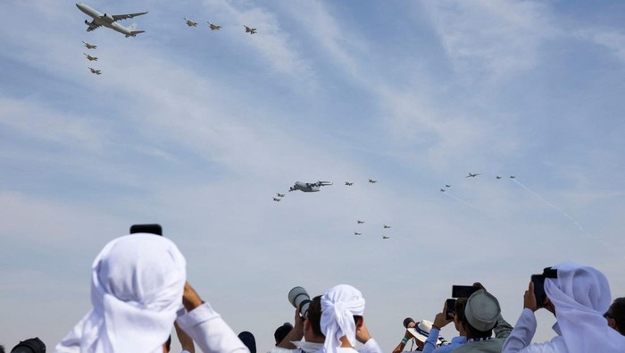 1763444649595-atraksi-udara-spektakuler-warnai-pembukaan-dubai-airshow-2025-1763390168471_169
