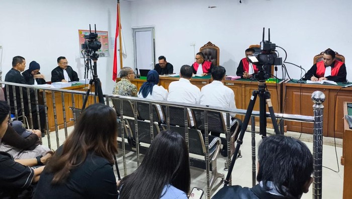 1763444661850-sidang-4-terdakwa-suap-di-oku-1763439301605_169