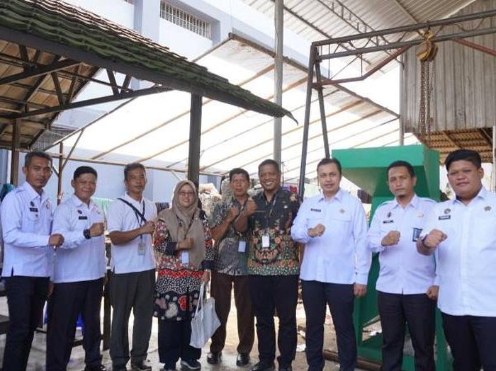1763463992767-kalapas-kelas-iia-purwokerto-aliandra-harahap-menerima-mesin-cacah-pilah-sampah-berkapasitas-besar-dari-dlh-banyumas-untuk-pro-1763462817528_43