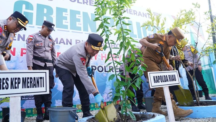 1763463993802-kapolda-riau-irjen-pol-herry-heryawan-meresmikan-dapur-sppg-ke-11-di-kepulauan-meranti-1763436125268_169