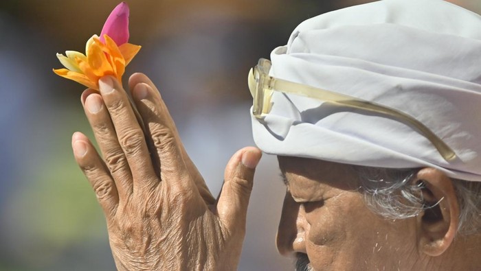 1763463995521-umat-hindu-panjatkan-doa-untuk-keselamatan-di-bali-1757754928666_169