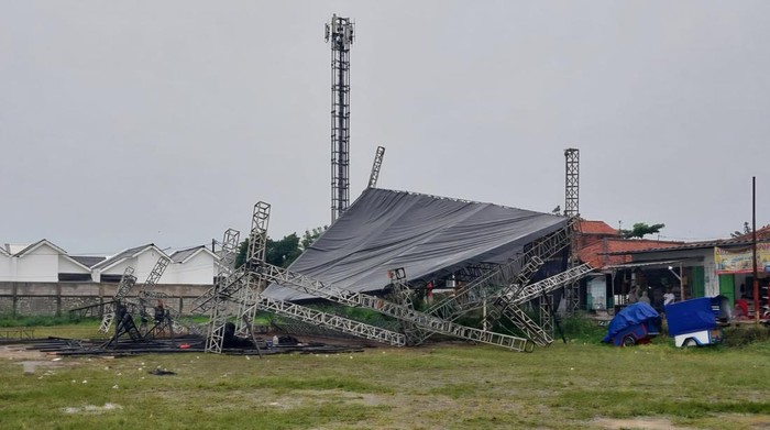 1763463997446-panggung-hut-desa-di-kabupaten-bogor-ambruk-dok-istimewa-1763462457390_169