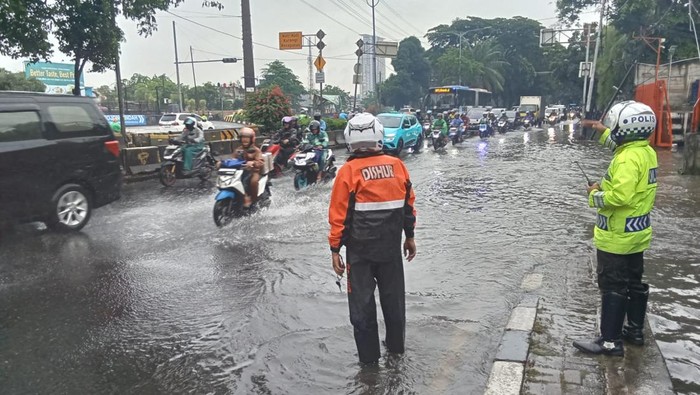 1763463998555-genangan-di-jalan-daan-mogot-jakarta-barat-dok-tmc-polda-metro-1763462067346_169