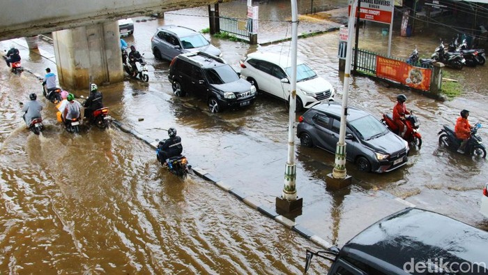 1763464000015-kali-uwangan-meluap-jalan-ciledug-raya-terendam-banjir-60-sentimeter-1763459714713_169