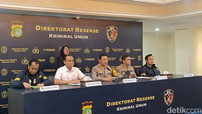 1763485561407-konferensi-pers-polda-metro-jaya-terkait-kasus-pria-di-depok-aniaya-pacar-1763467497237_169