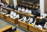 1763550358498-menko-polkam-jenderal-tni-purn-djamari-chaniago-saat-rapat-bersama-baleg-dpr-di-kompleks-parlemen-senayan-jakarta-rabu-1911202-1763540714395_169