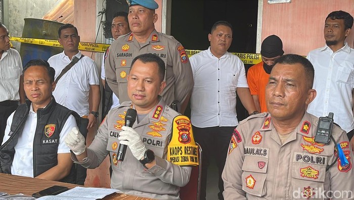 1763571967951-kaporlestabes-medan-kombes-calvijn-saat-konferensi-pers-kasus-pembunuhan-foto-finta-rahyunidetiksumut-1763552661590_169