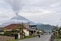 1763615227714-kondisi-sungai-besuk-kobokan-pasca-erupsi-gunung-semeru-material-vulkanik-masih-panas-1763607759276_169