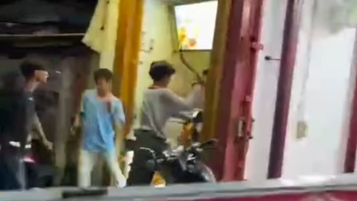 1763636766653-seorang-pria-dibacok-3-orang-di-kawasan-koja-jakarta-utara-polisi-menangkap-ketiga-pelaku-yang-merupakan-pengamen-ondel-ondel--1763613301164_169