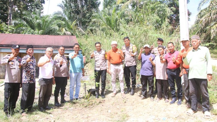 1763658347534-polres-rokan-hulu-menanam-pohon-bersama-tokoh-masyarakat-dan-adat-di-desa-rambah-tengah-hulu-1763656166577_169