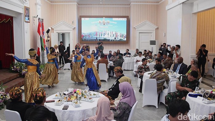 1763658348362-wali-kota-bogor-membuka-the-ambassador-summit-2025-1763654221442_169