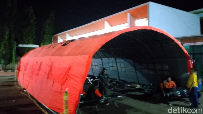 1763658349612-tenda-darurat-didirikan-di-depan-rs-pamanukan-usai-kebakaran-1763653736374_169