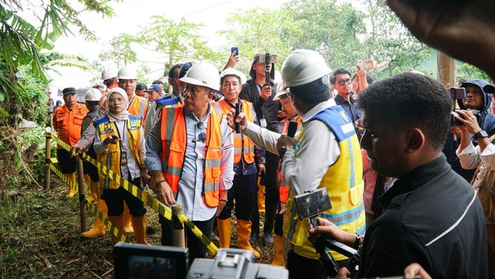 1763658350019-wakil-ketua-dpr-ri-saan-mustopa-1763652601885_169