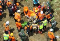 1763658353565-evakuasi-korban-longsor-duaung-situkung-desa-pandanarum-kecamatan-pandanarum-kbupaten-banjarnegara-kamis-20112025-1763619583721_169