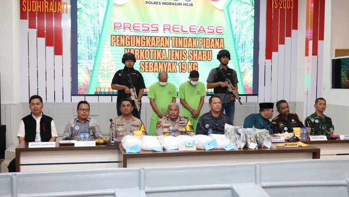 1763723153262-polres-inhil-bongkar-19-kilogram-sabu-jaringan-internasional-dan-menangkap-dua-orang-kurir-1763722087994_169