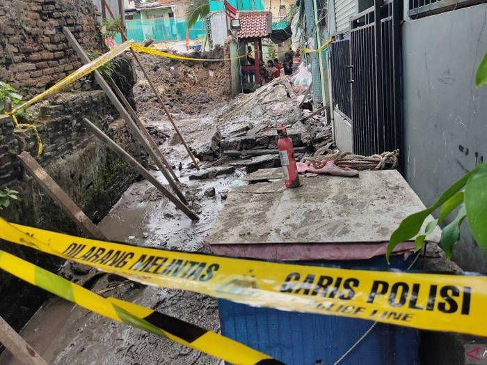 1763744766644-garis-polisi-terpasang-di-sekeliling-lokasi-robohnya-tembok-pembatas-sekolah-sdn-01-dan-sdn-02-serta-smpn-130-di-kelurahan-kot-1763734340769_43