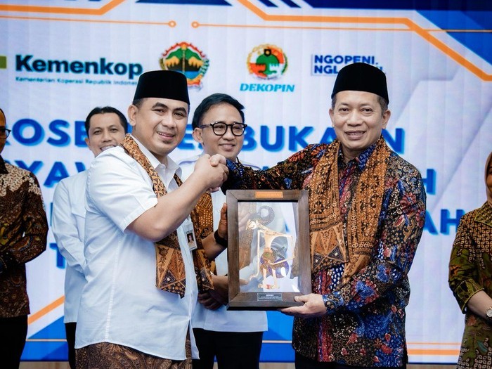 1763744769117-dekopin-menggelar-musyawarah-wilayah-di-jawa-tengah-menteri-koperasi-ferry-juliantono-hingga-wagub-jateng-taj-yasin-hadir-1763742164817_43