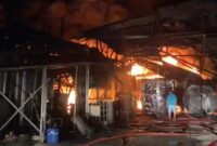 1763744770605-kondisi-terkini-kebakaran-gudang-oli-bekas-di-gunung-putri-bogor-1763740485864_169