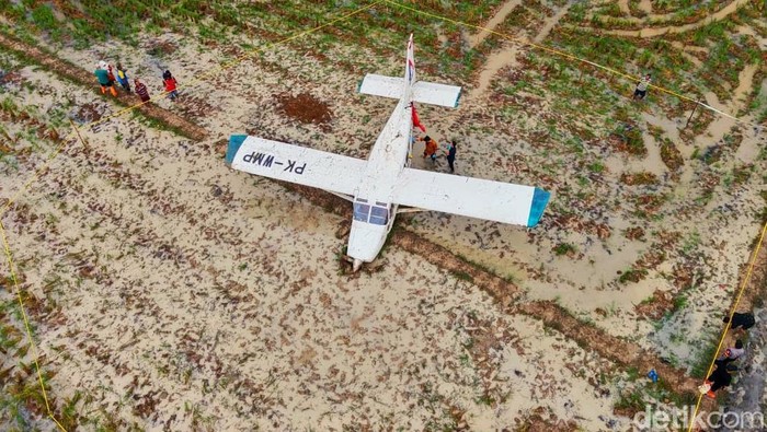 1763744771053-pesawat-cessna-jatuh-di-tirtamulya-karawang-1763726166572_169