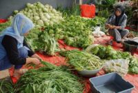 1763809552454-dapur-umum-lumajang-siapkan-ratusan-porsi-makanan-untuk-pengungsi-erupsi-semeru-1763802594594_169