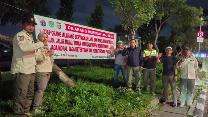 1763831155407-satpol-pp-berpatroli-dan-menurunkan-personel-tiap-malam-di-taman-daan-mogot-jakarta-barat-untuk-mencegah-praktik-prostitusi-1763197014885_169