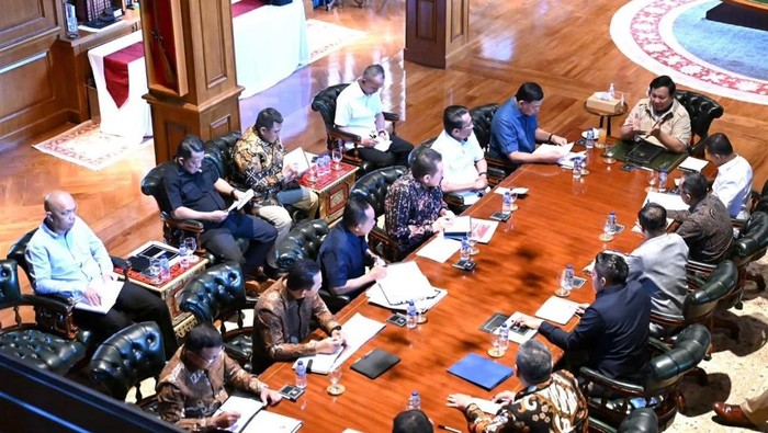 1763917540319-presiden-prabowo-subianto-rapat-dengan-para-menteri-dan-pimpinan-lembaga-di-hambalang-1763910424673_169